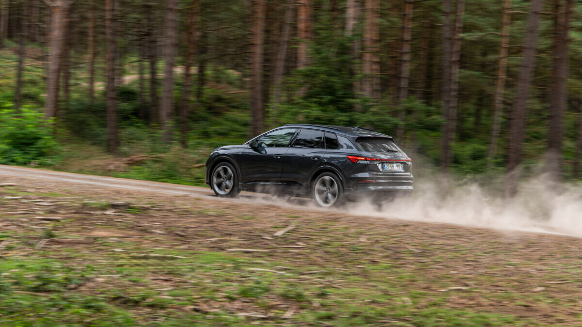 Audi Q4 e-tron 2026 en conducción dinámica sobre tierra