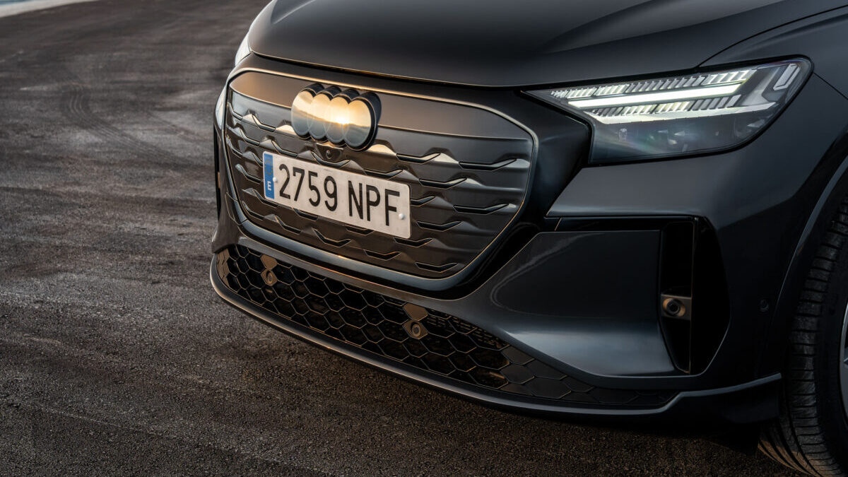 Firma luminosa LED digital del frontal del Audi Q4 e-tron 2026