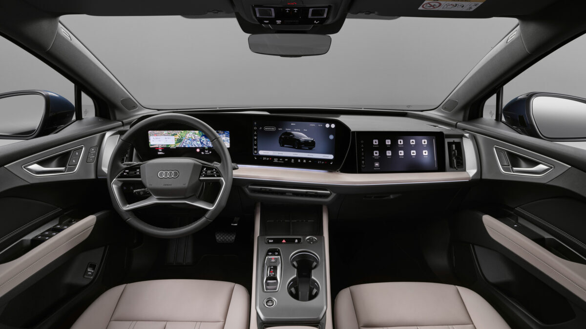 Salpicadero del Audi Q4 e-tron 2026 con el digital stage y las pantallas encendidas