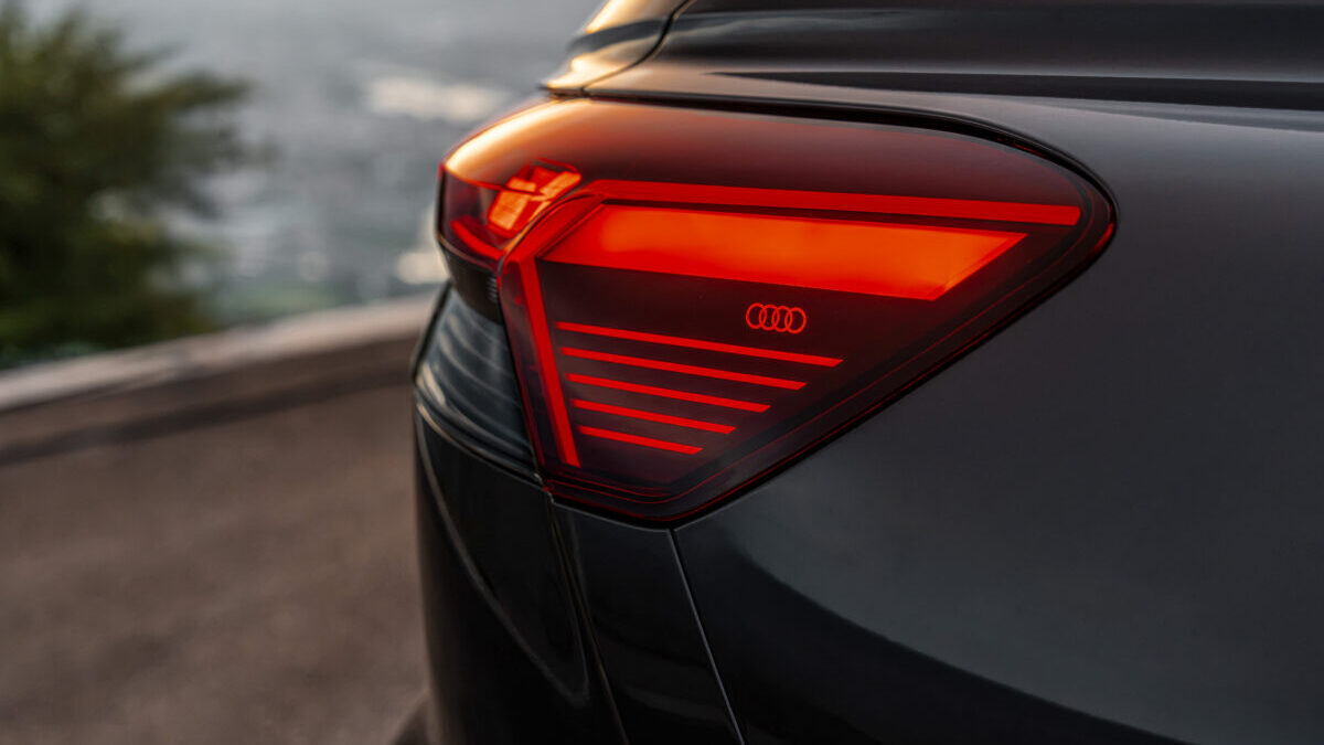 Detalle del piloto OLED digital 2.0 del Audi Q4 e-tron encendido