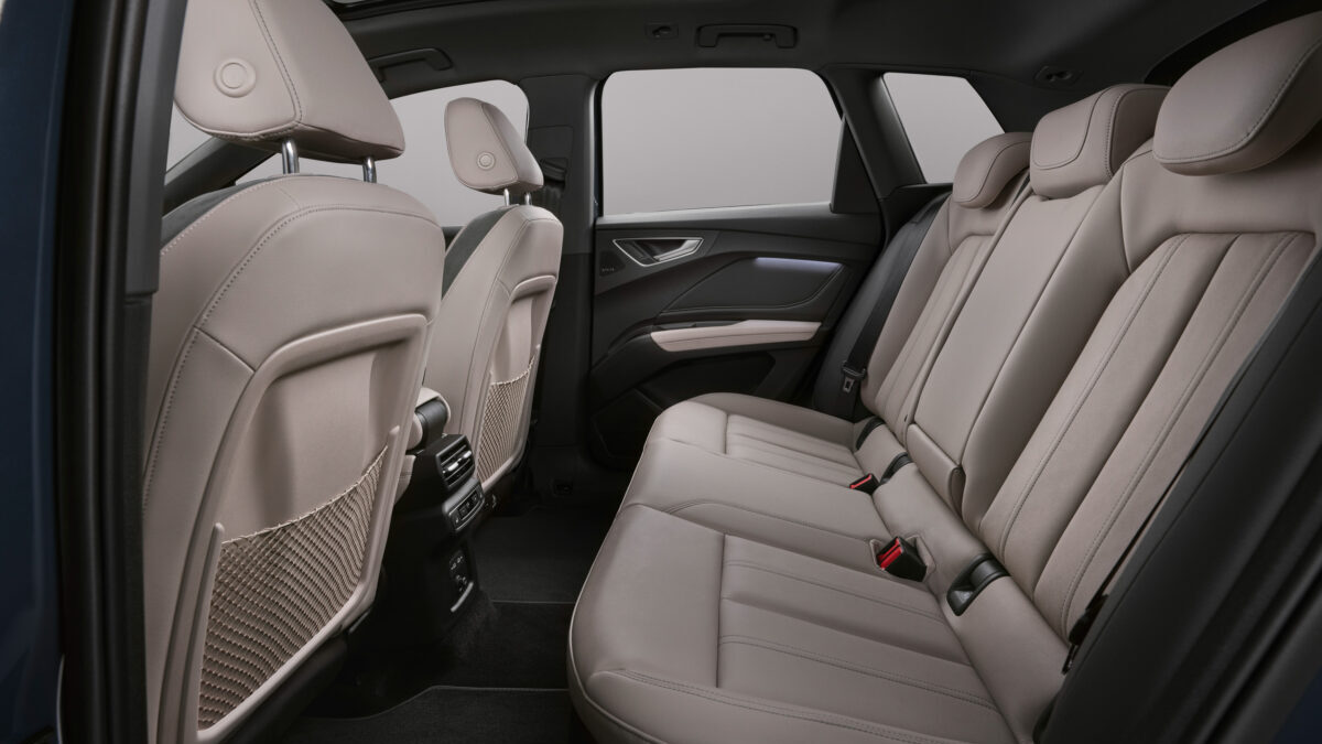Plazas traseras del Audi Q4 e-tron 2026 con mucho espacio para las piernas
