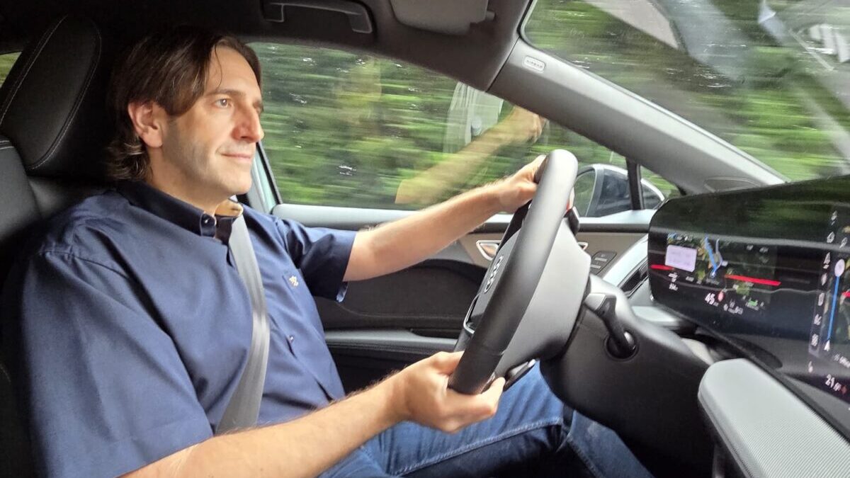 Álvaro Sauras al volante del Audi Q4 e-tron durante la prueba de Autofácil