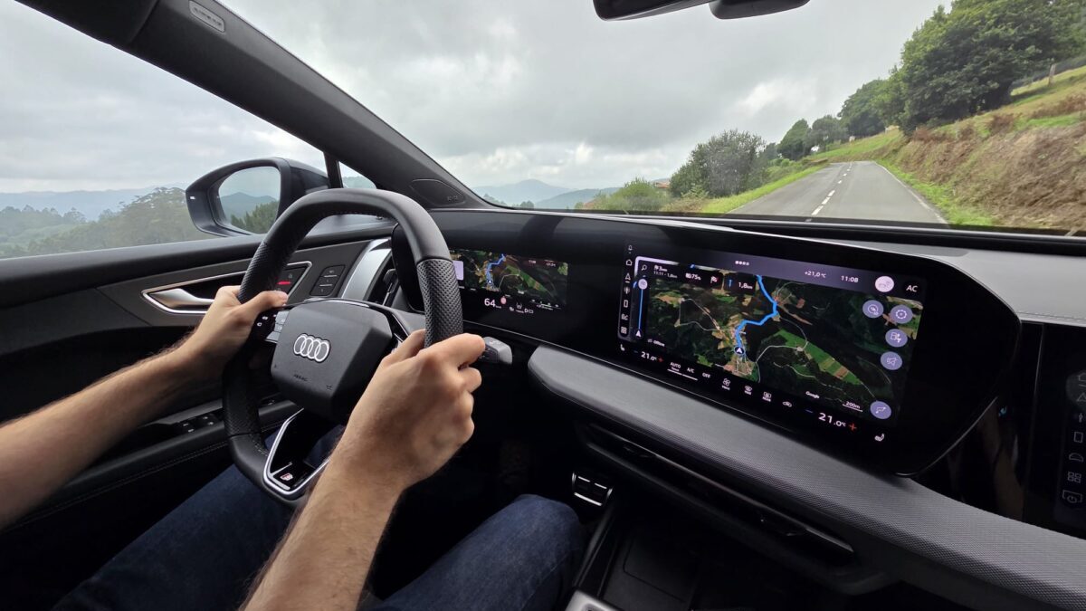 Puesto de conducción del Audi Q4 e-tron con las manos en el volante durante la prueba