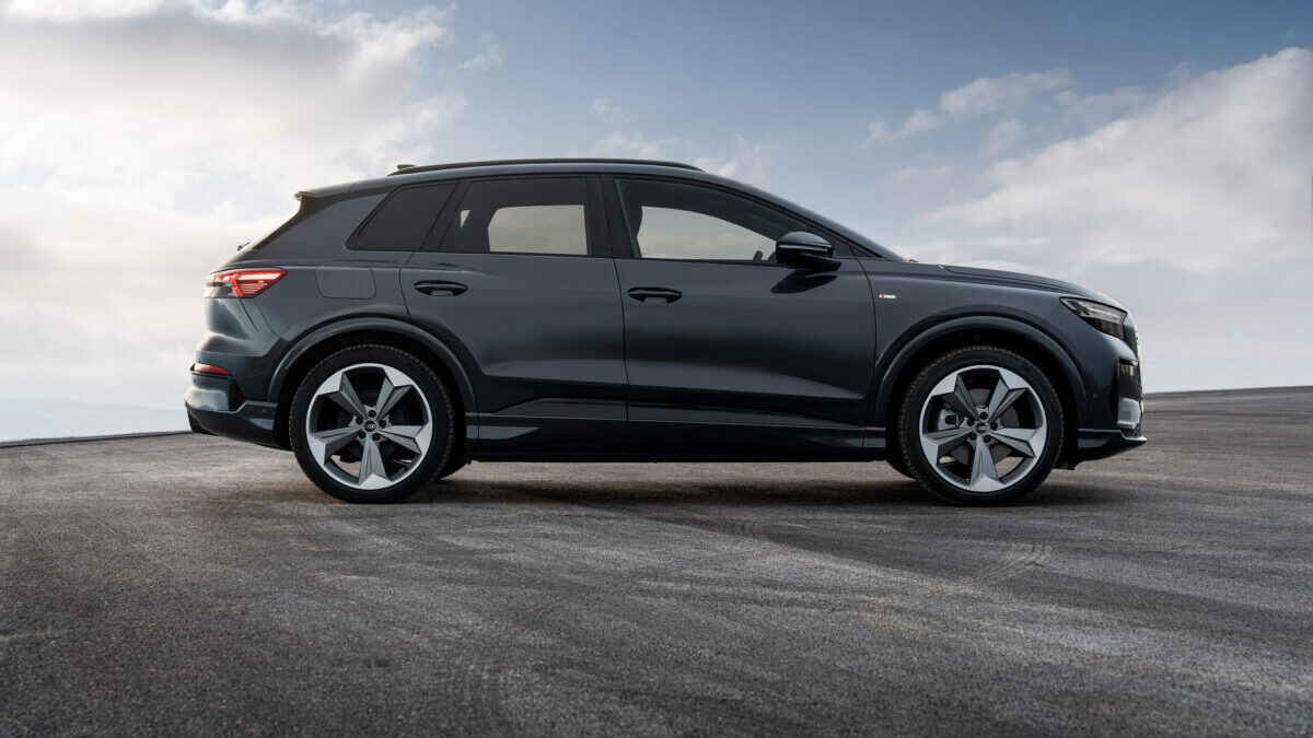 Audi Q4 e-tron 2026 en tres cuartos trasero, con el techo de aspecto flotante