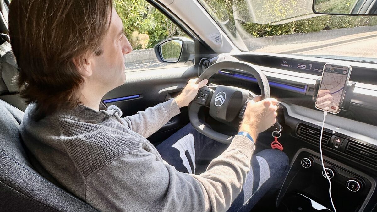 Al volante del Citroën ë-C3 Urban Range, con el soporte de móvil del acabado YOU