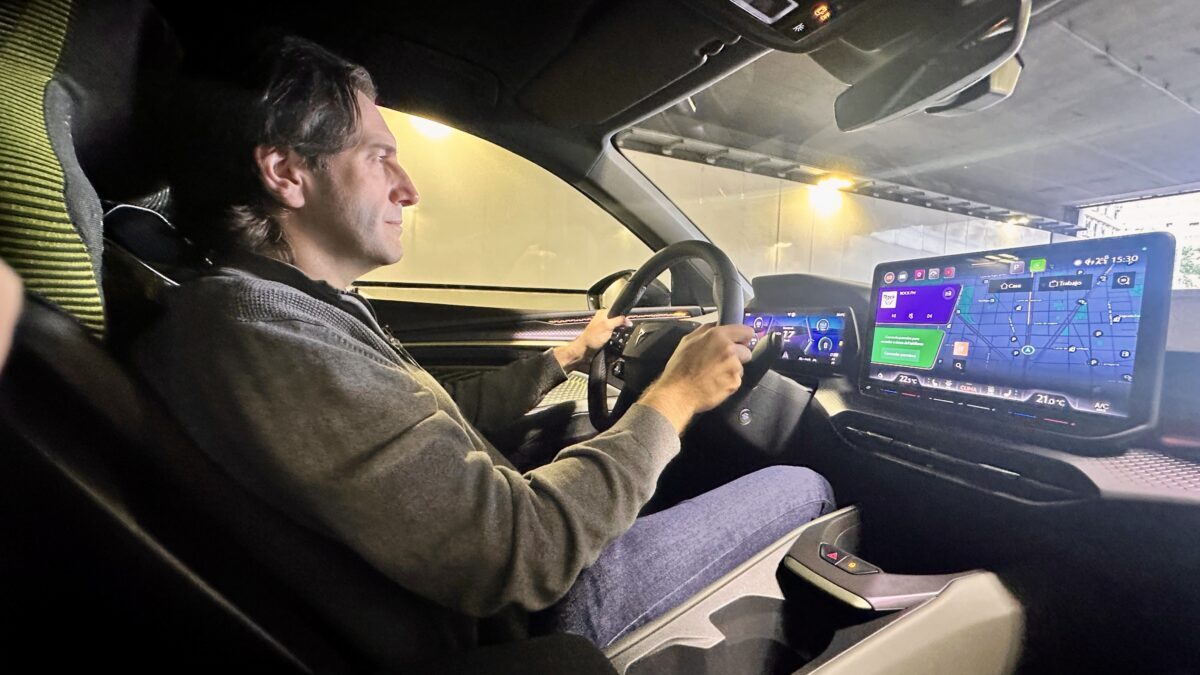 Álvaro Sauras al volante del CUPRA Raval VZ durante la prueba en carretera abierta