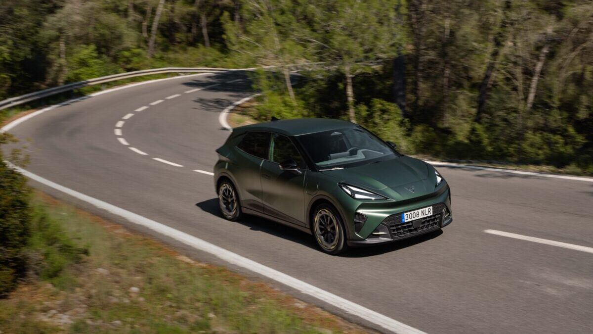 CUPRA Raval VZ en curva, perfil dinámico