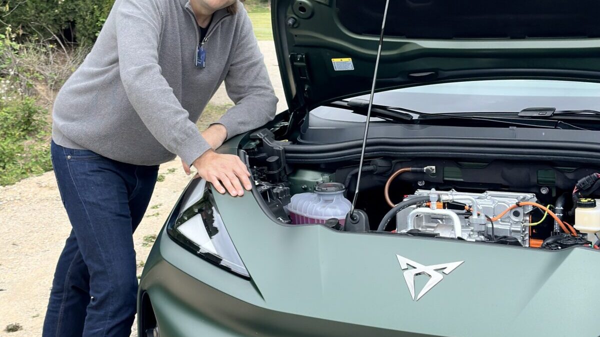 Vano motor delantero del CUPRA Raval VZ, con el grupo motopropulsor y los cables de alta tensión