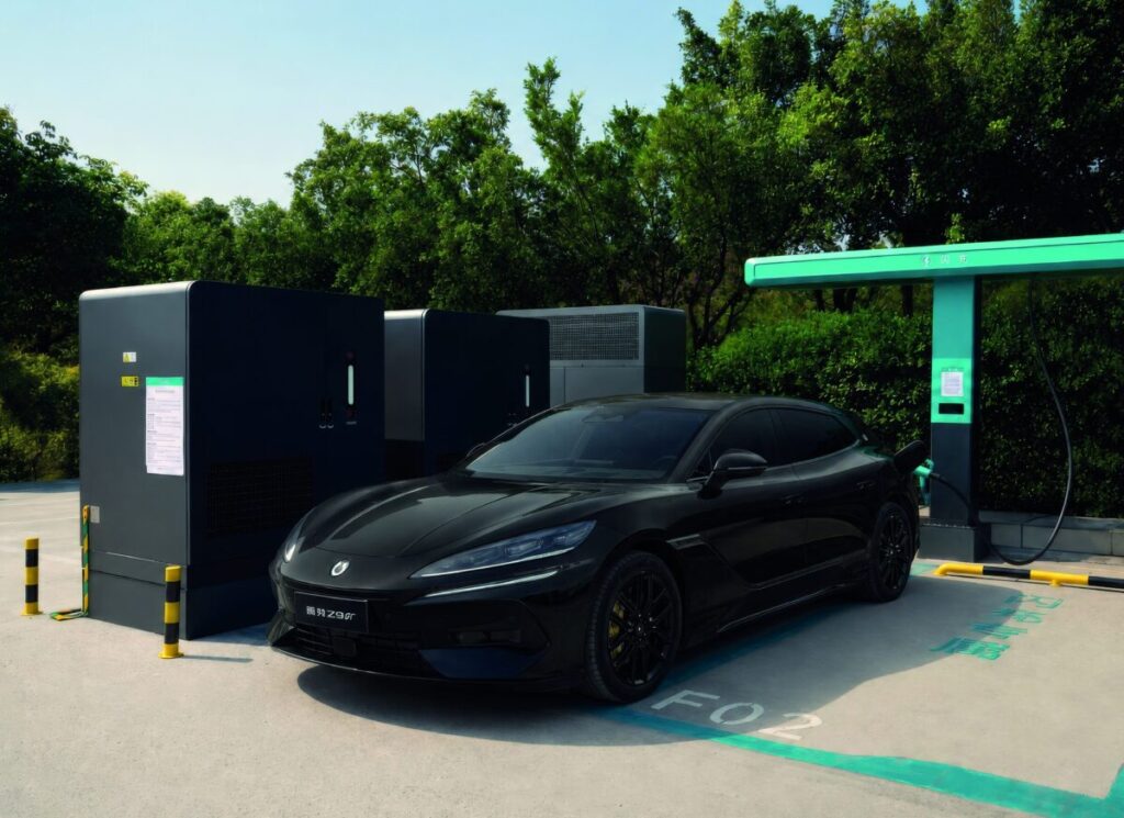 denza z9gt flash charging APERTURA estacion de carga