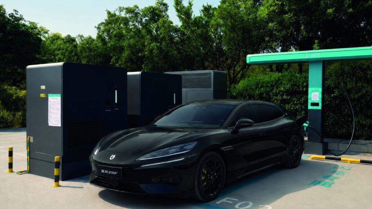 denza z9gt flash charging APERTURA estacion de carga