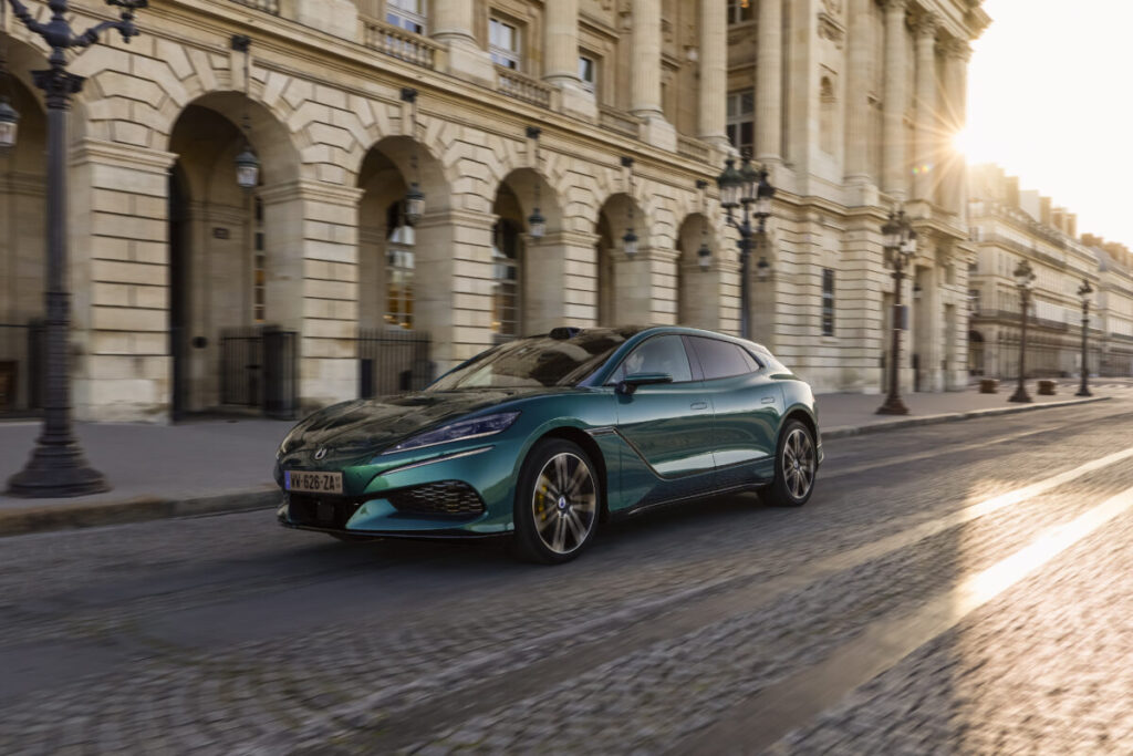 Denza Z9GT 2026, shooting brake eléctrico de BYD, en marcha por París