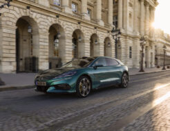 Denza, la marca de lujo de BYD, presenta el Z9GT: un shooting brake de 115.000 euros que parece barato Denza Z9GT 2026, shooting brake eléctrico de BYD, en marcha por París