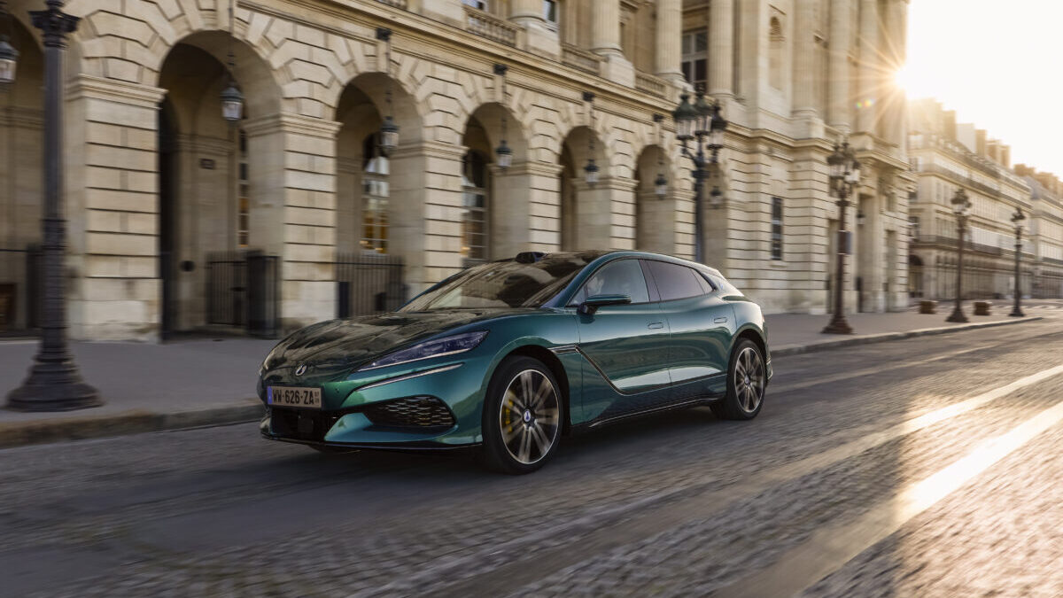 Denza Z9GT 2026, shooting brake eléctrico de BYD, en marcha por París