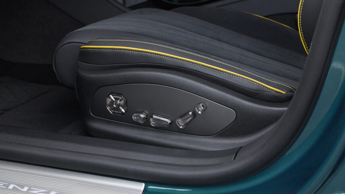 Asiento del Denza Z9GT con ventilación perforada y mandos de ajuste
