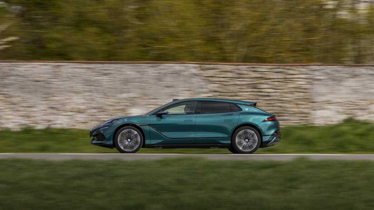 Denza Z9GT 2026 en marcha de perfil, mostrando la silueta shooting brake