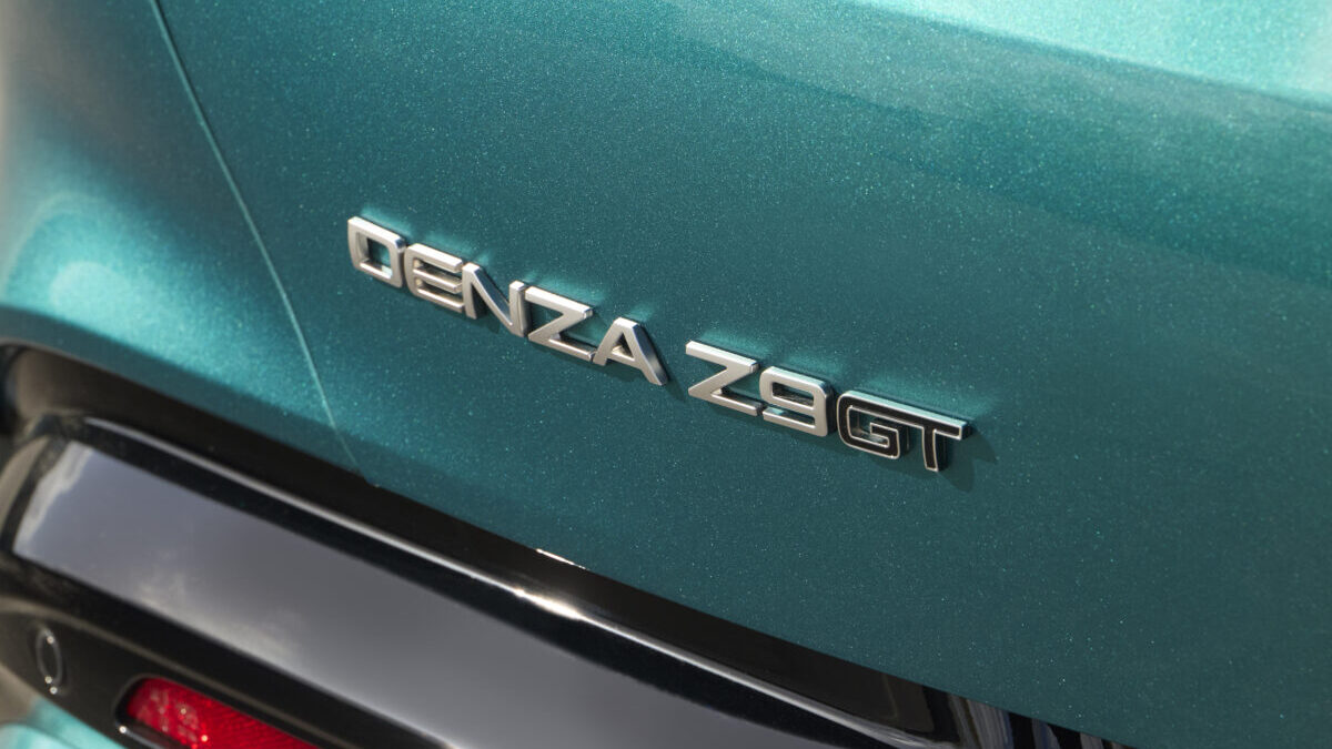 Detalle del logotipo y las letras DENZA Z9 GT en el portón trasero