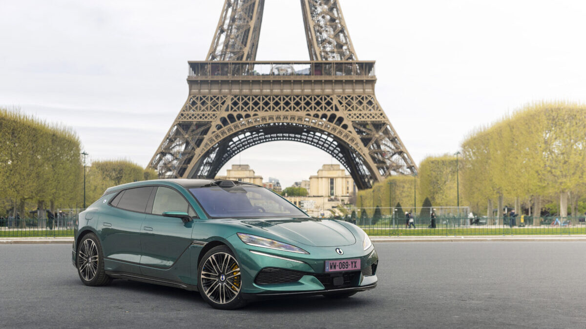 Denza Z9GT 2026 en color verde ante la Torre Eiffel, vista frontal tres cuartos