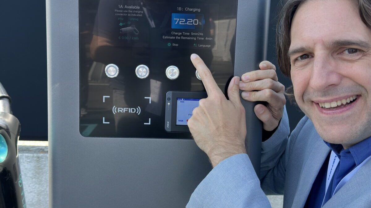 El dispensador Flash Charging de BYD marcando un 72,20% a los 5 minutos y 24 segundos de carga
