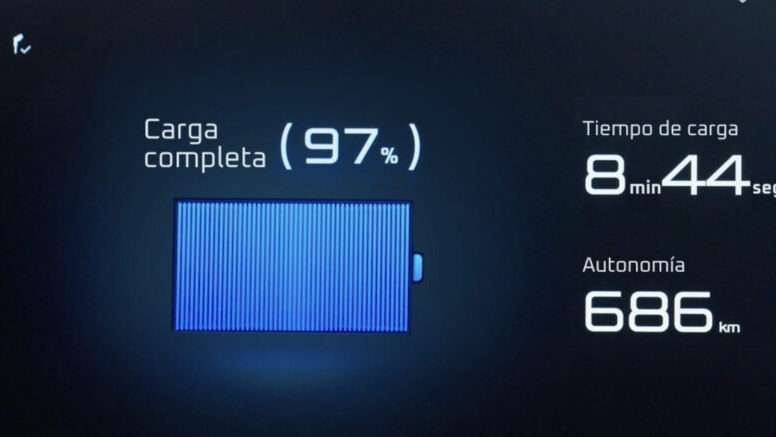Instrumentación de un BYD Song mostrando el 97% de carga en 8 minutos y 44 segundos