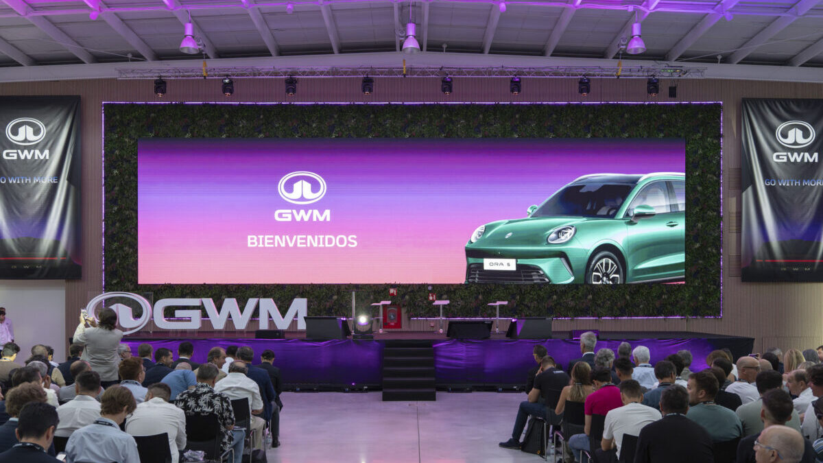 Presentación de GWM en España con el ORA 5 en pantalla