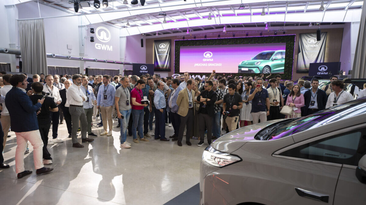 Asistentes junto al GWM ORA 5 en la presentación de la marca