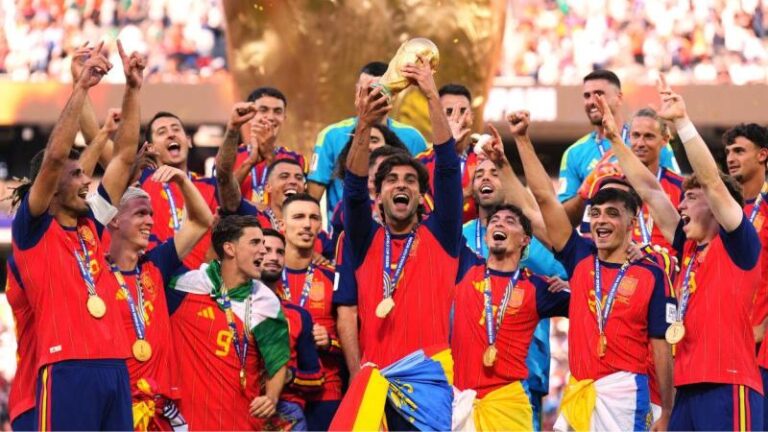 la seleccion espanola levanta la copa del mundo 1 4 800x450