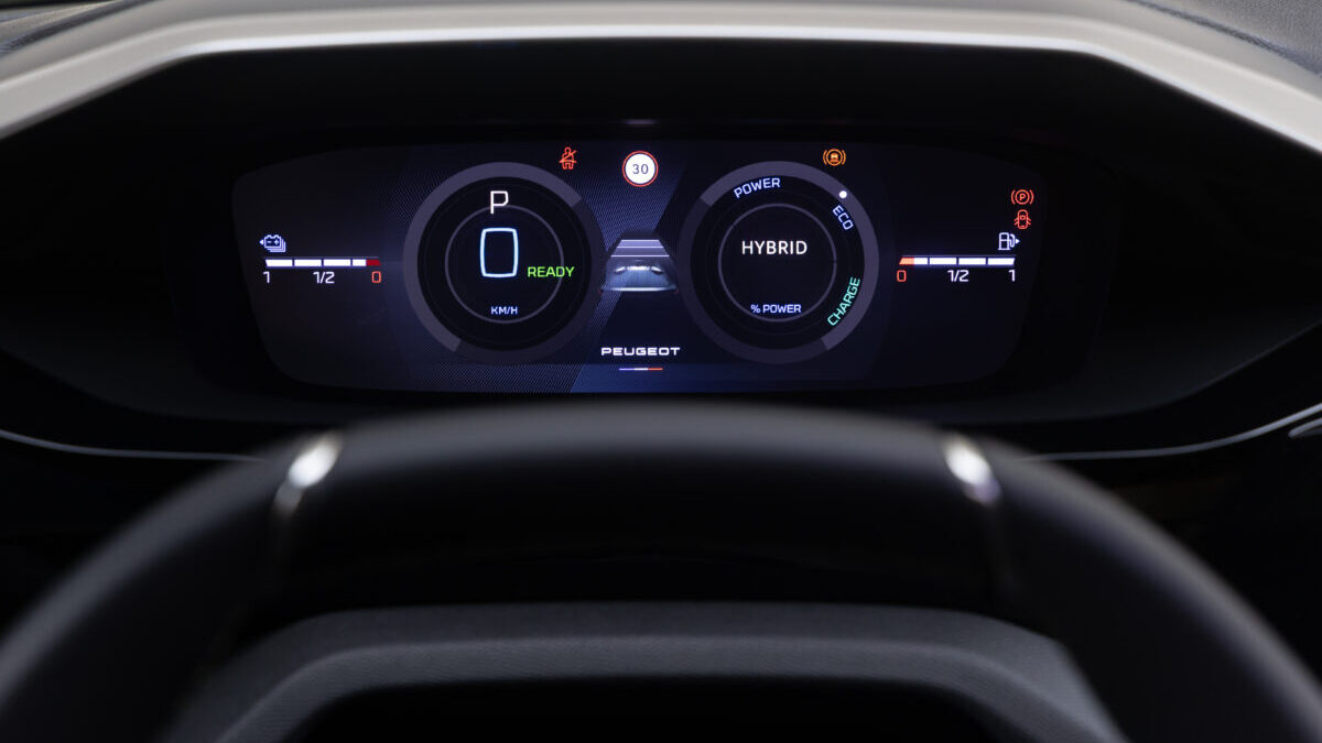 Instrumentación digital elevada del Peugeot 408 Plug-in Hybrid en modo híbrido