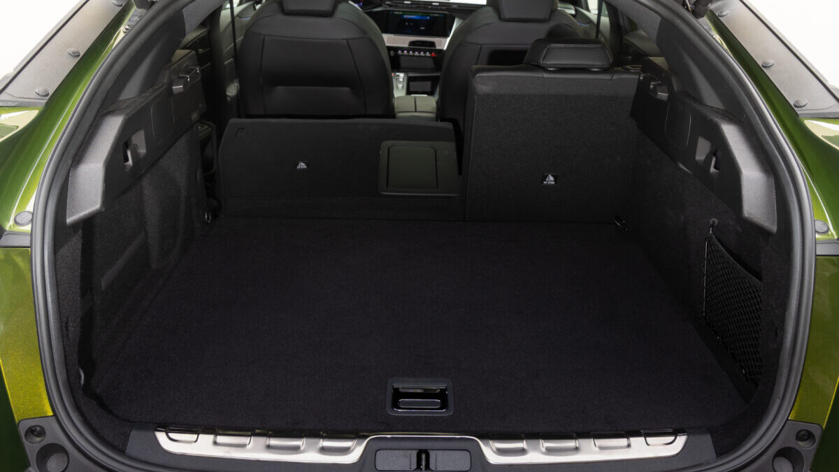 Maletero de 415 litros del Peugeot 408 Plug-in Hybrid con la segunda fila abatida