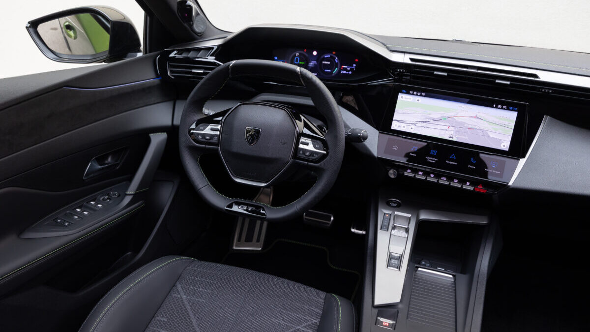 Salpicadero del Peugeot 408 Plug-in Hybrid con el i-Cockpit y los i-Toggles