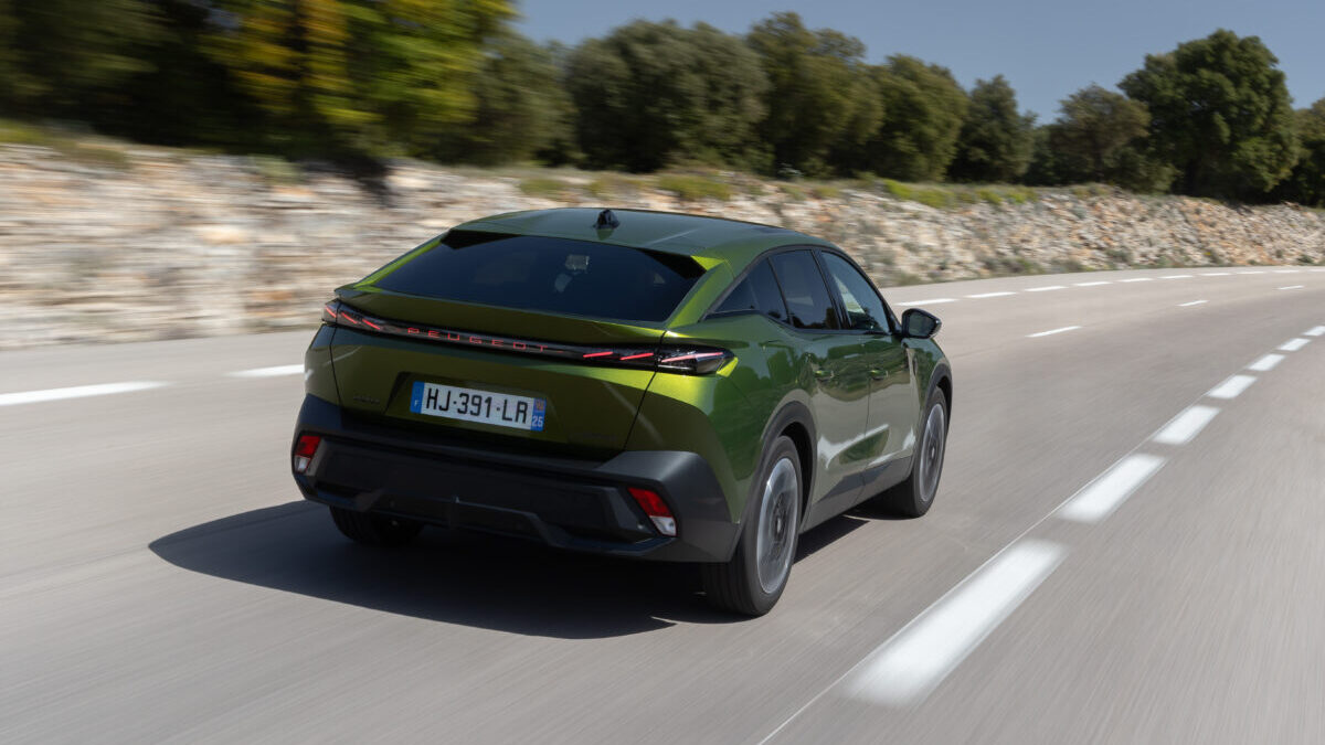 peugeot 408 phev 2026 trasera tres cuartos en marcha peugeot 408 phev 2026 trasera tres cuartos en marcha