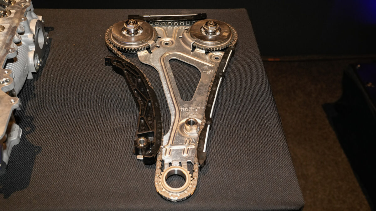Cadena de distribución de acero del Peugeot Turbo 100, con sus guías y el tensor