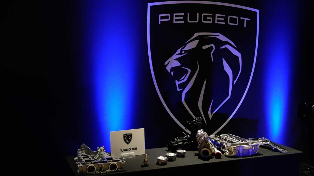 Despiece del motor Peugeot Turbo 100 expuesto en la presentación a la prensa