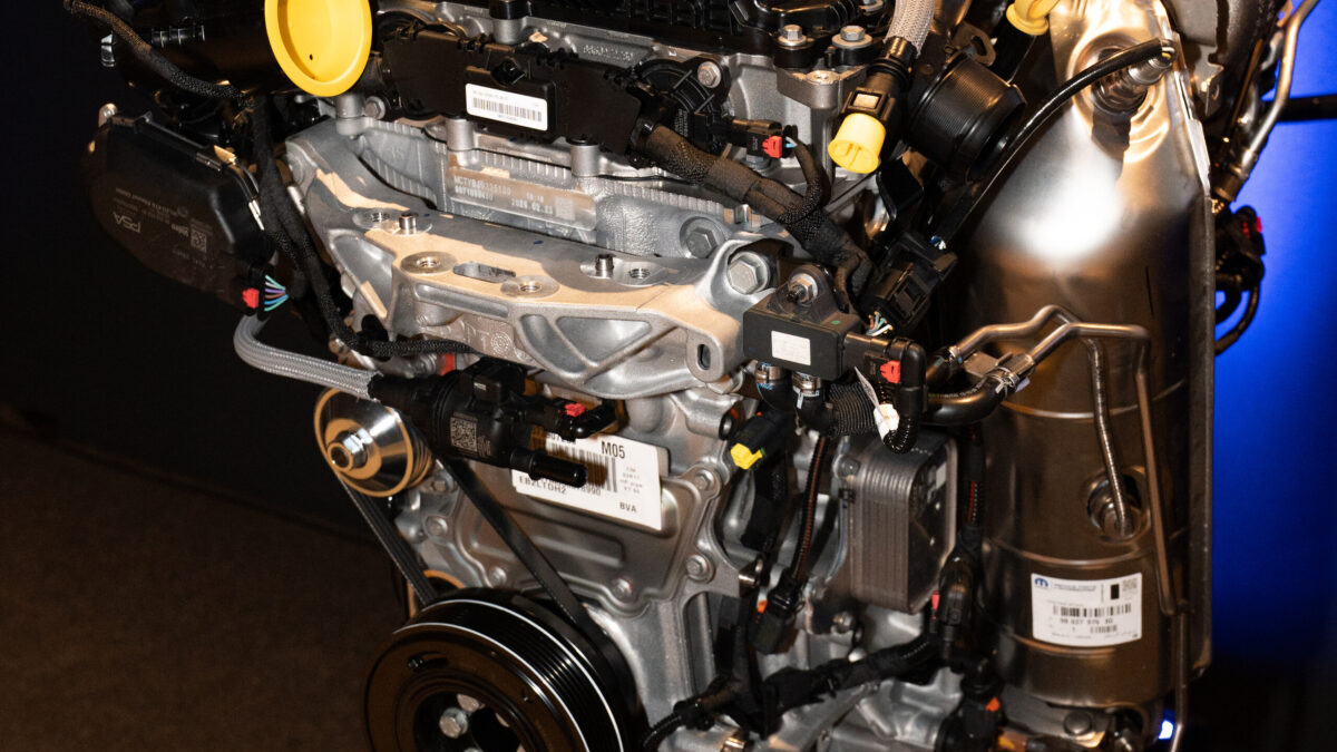 El nuevo motor Peugeot Turbo 100 completo, expuesto sobre su peana