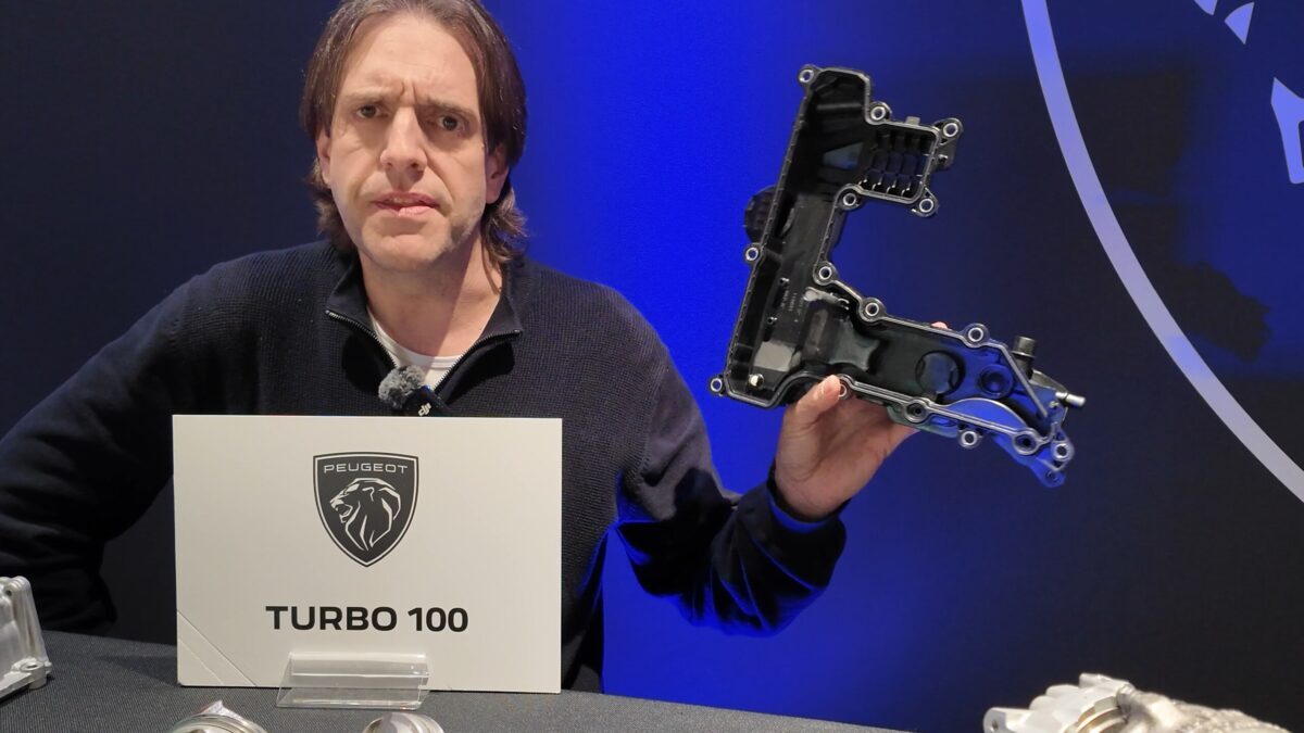 Álvaro Sauras sostiene el separador de aire y aceite del Turbo 100 en la presentación