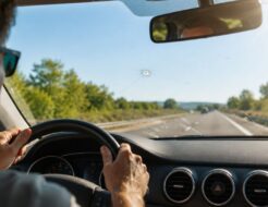 El gesto habitual al subir al coche que termina resquebrajando tu parabrisas en verano rotura parabrisas 2