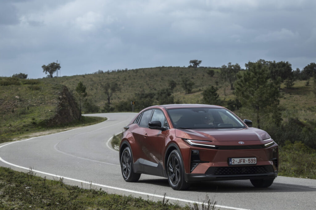 Toyota C-HR+ Advance 2026, prueba, tres cuartos delantero