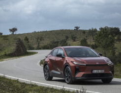 Toyota C-HR+ Advance 2026, prueba, tres cuartos delantero
