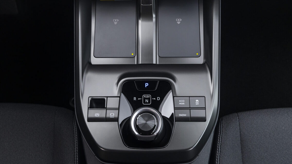 Consola central del Toyota C-HR+ con doble carga inalámbrica