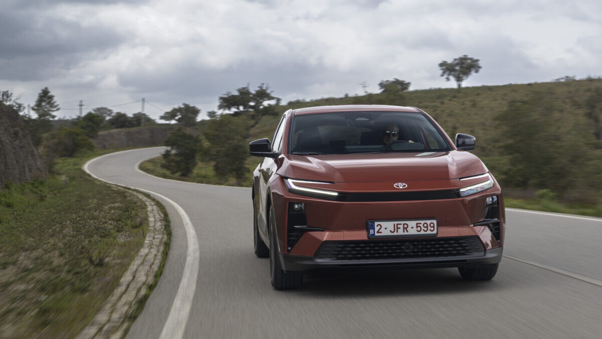 Toyota C-HR+ Advance en marcha, vista frontal