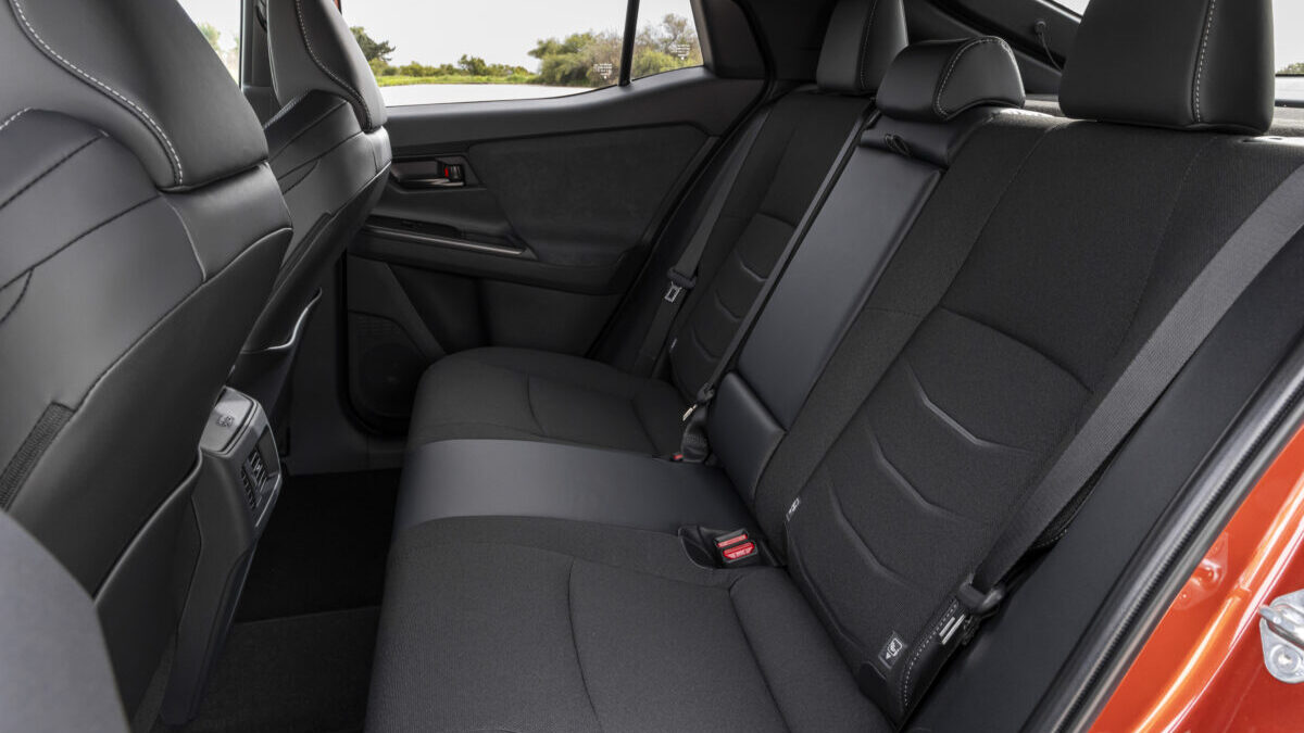 Plazas traseras del Toyota C-HR+ con suelo plano