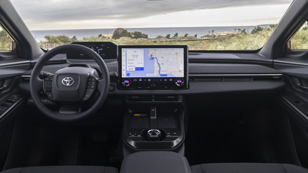 Salpicadero del Toyota C-HR+ con pantalla central de 14 pulgadas