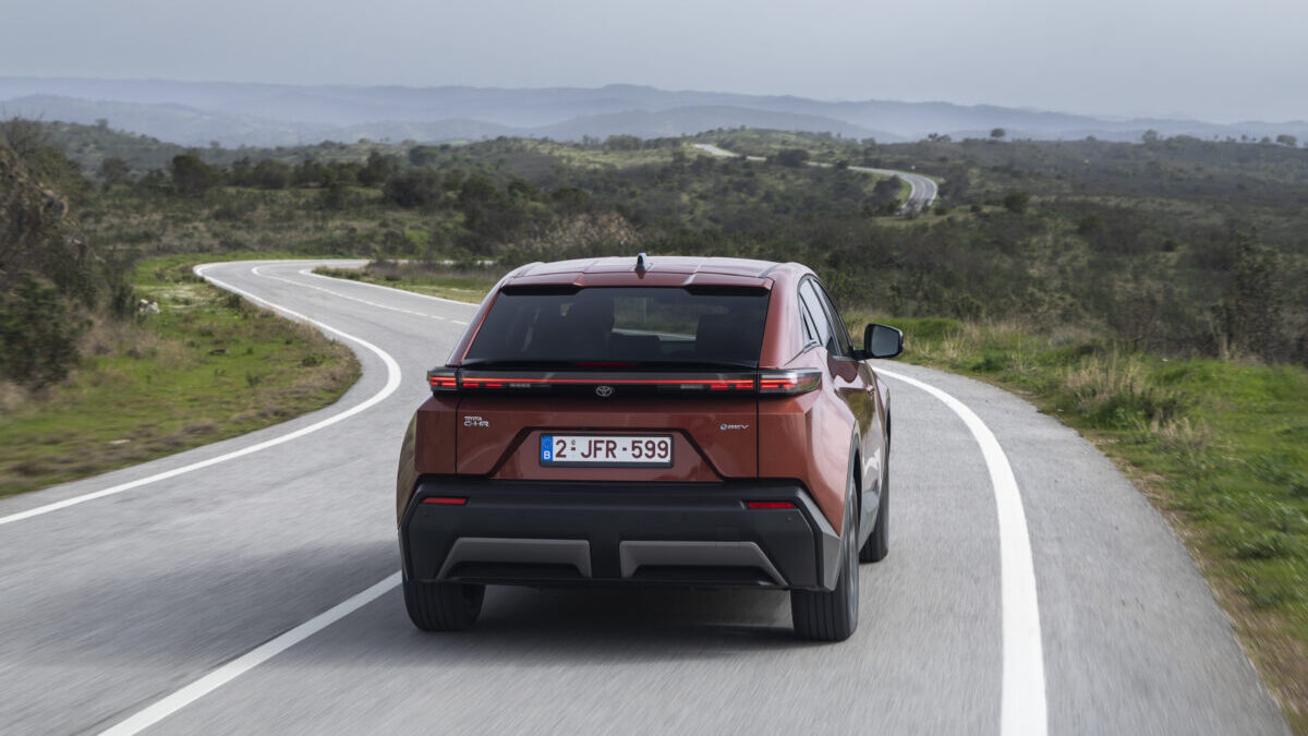 Toyota C-HR+ circulando por carretera, vista trasera