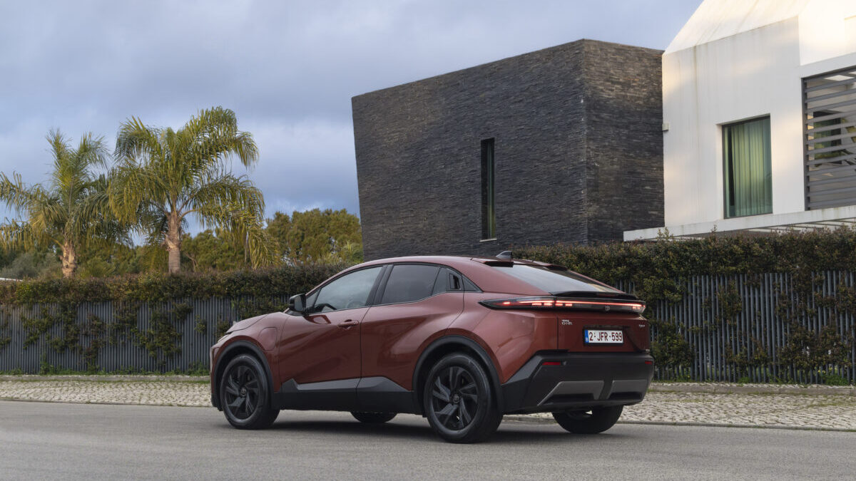 Toyota C-HR+ en tres cuartos trasero, diseño coupé-crossover