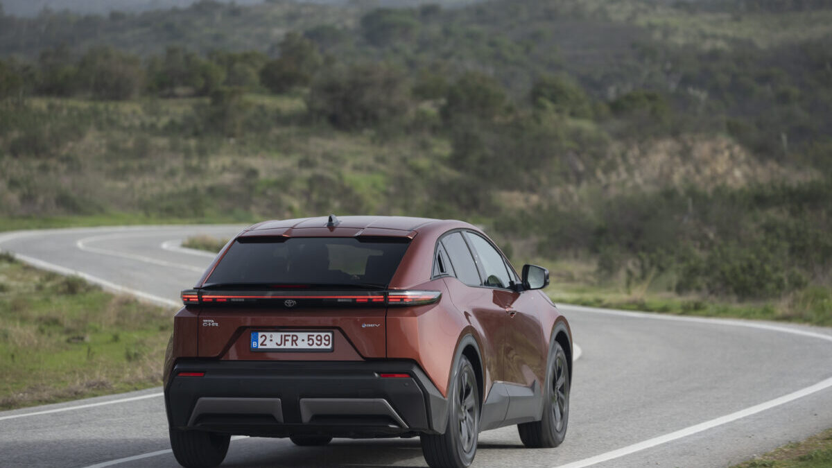Toyota C-HR+ Advance en tres cuartos trasero en marcha