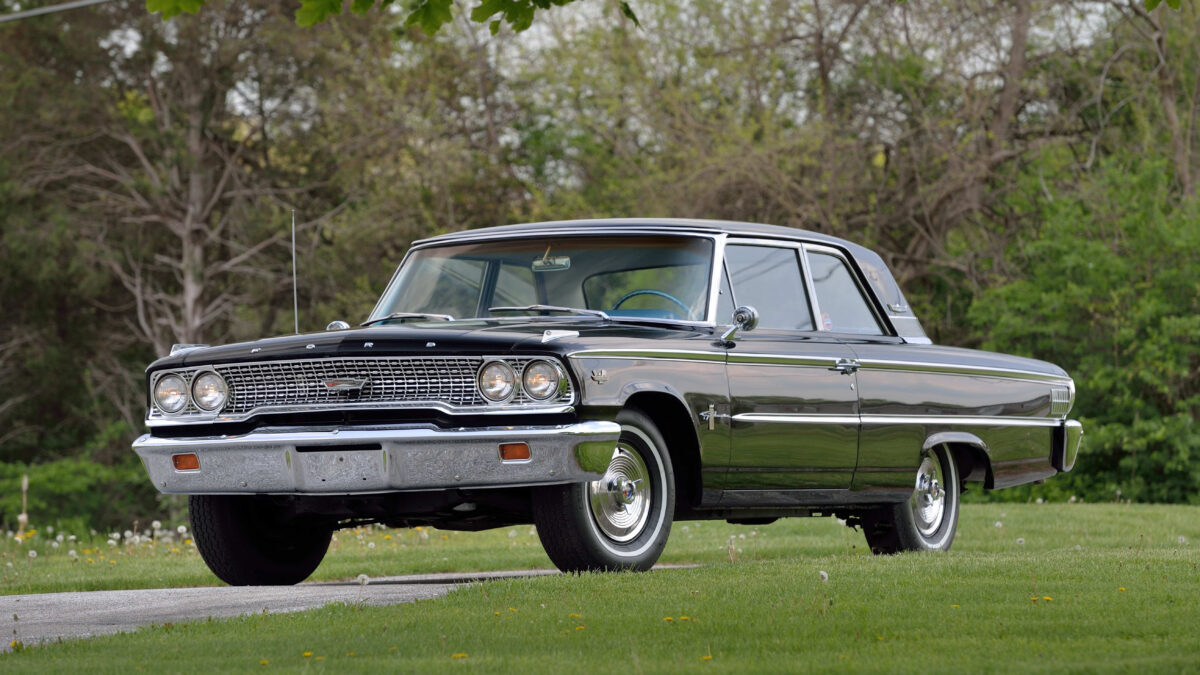 1963 Ford Galaxie. Ford usó esta denominación para esta berlina de los ´60 y Galaxy para el monovolumen realizado en Almussafes hasta hace bien poco 1963 Ford Galaxie. Ford usó esta denominación para esta berlina de los ´60 y Galaxy para el monovolumen realizado en Almussafes hasta hace bien poco