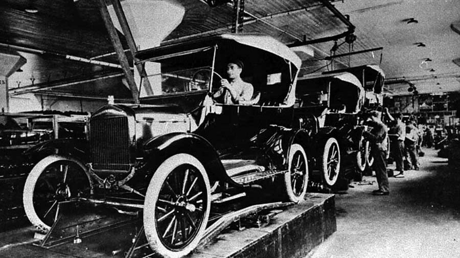 Cadena de montaje del Ford Model T en 1908 Cadena de montaje del Ford Model T en 1908