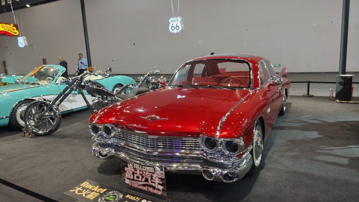 Cadillac Series 62 parece... Otra de las realizaciones "abusando" de la IA que proponía FullGood Cadillac Series 62 parece... Otra de las realizaciones "abusando" de la IA que proponía FullGood