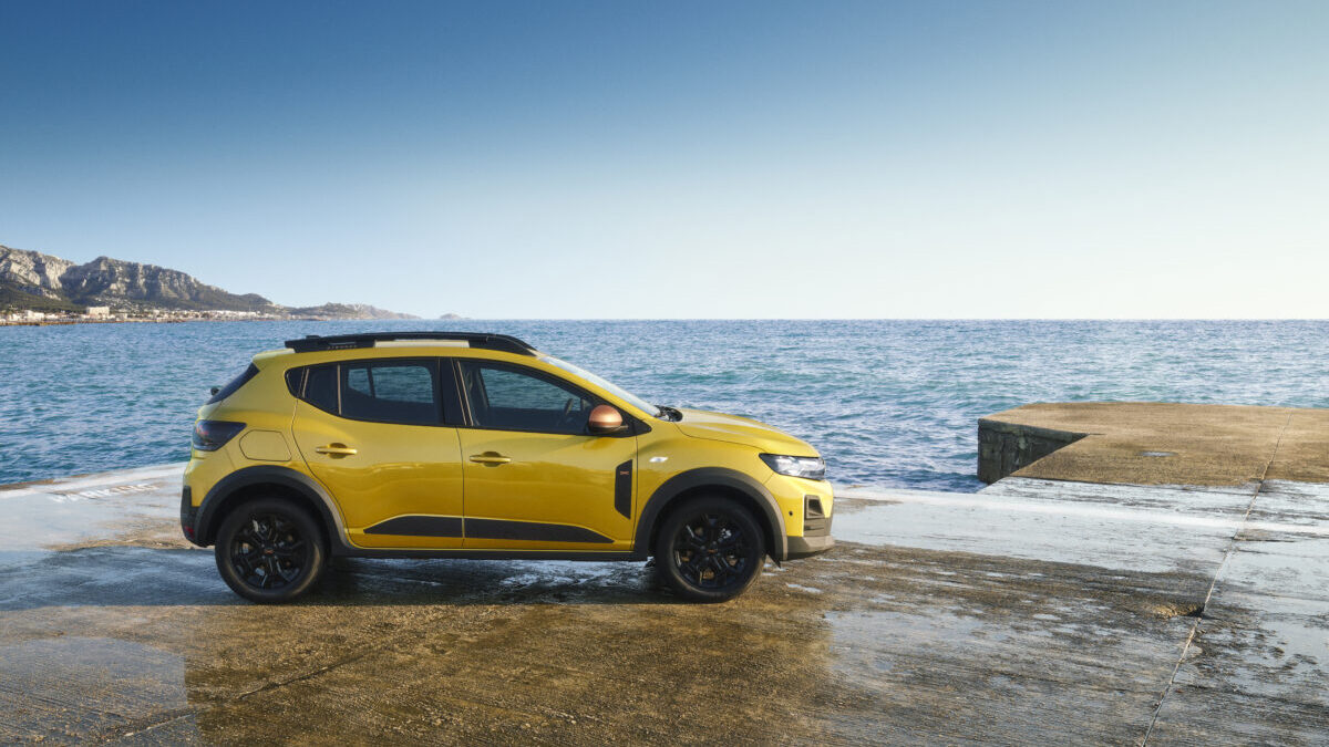 Toyota no da tregua. Cada vez más líder como marca. El Dacia Sandero, camino de ser un año más el más vendido Toyota no da tregua. Cada vez más líder como marca. El Dacia Sandero, camino de ser un año más el más vendido
