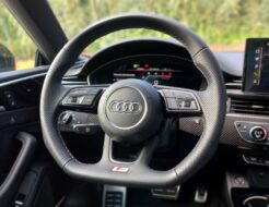 Volante achatado por abajo: ¿es sólo estética o tiene utilidad? Volante achatado (2)