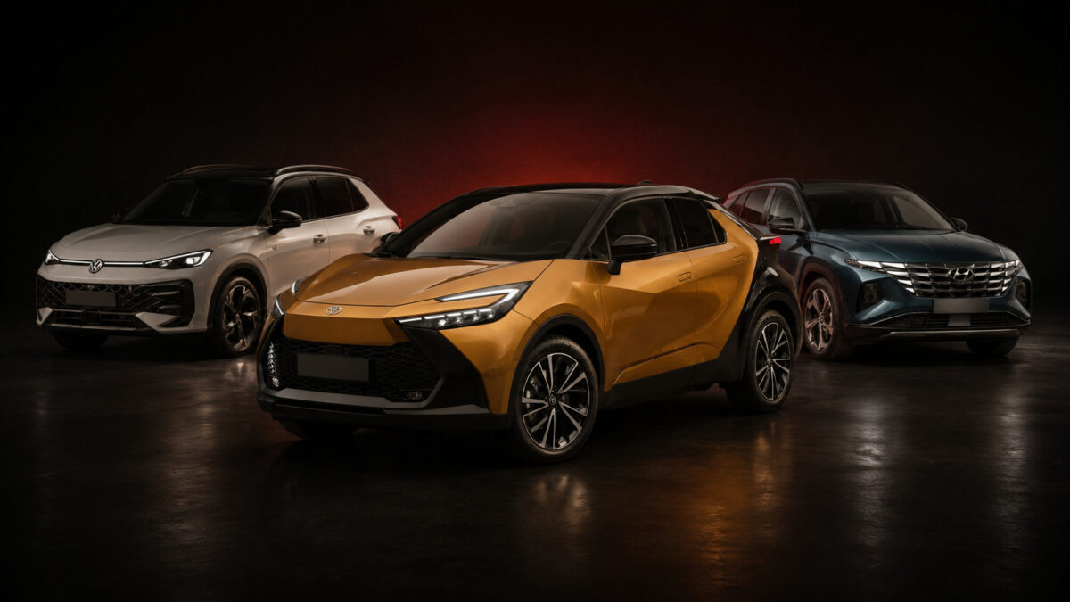 Toyota C-HR amarillo en primer plano, con el Volkswagen T-Roc y el Hyundai Tucson detrás, en un estudio oscuro